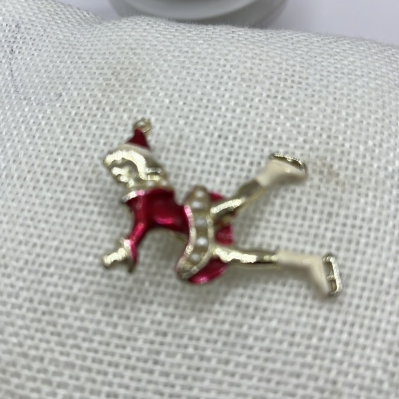 Vintage Ice Skater Brooch Red with Faux Pearl Gold tone - Picture 4 of 9